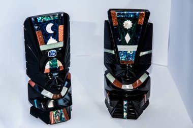 Obsidiyen heykelleri tasvir eden bir hatıra, volkanik bir kaya, biçimsiz, camsı siyah, gümüş ya da altın, Aztekler tarafından tanrıların heykellerini yapmak için kullanılır..