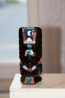 Obsidiyen heykelleri tasvir eden bir hatıra, volkanik bir kaya, biçimsiz, camsı siyah, gümüş ya da altın, Aztekler tarafından tanrıların heykellerini yapmak için kullanılır..