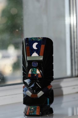 Obsidiyen heykelleri tasvir eden bir hatıra, volkanik bir kaya, biçimsiz, camsı siyah, gümüş ya da altın, Aztekler tarafından tanrıların heykellerini yapmak için kullanılır..