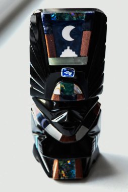 Obsidiyen heykelleri tasvir eden bir hatıra, volkanik bir kaya, biçimsiz, camsı siyah, gümüş ya da altın, Aztekler tarafından tanrıların heykellerini yapmak için kullanılır..