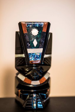 Obsidiyen heykelleri tasvir eden bir hatıra, volkanik bir kaya, biçimsiz, camsı siyah, gümüş ya da altın, Aztekler tarafından tanrıların heykellerini yapmak için kullanılır..