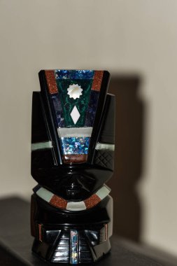 Obsidiyen heykelleri tasvir eden bir hatıra, volkanik bir kaya, biçimsiz, camsı siyah, gümüş ya da altın, Aztekler tarafından tanrıların heykellerini yapmak için kullanılır..