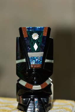 Obsidiyen heykelleri tasvir eden bir hatıra, volkanik bir kaya, biçimsiz, camsı siyah, gümüş ya da altın, Aztekler tarafından tanrıların heykellerini yapmak için kullanılır..