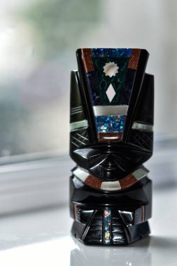 Obsidiyen heykelleri tasvir eden bir hatıra, volkanik bir kaya, biçimsiz, camsı siyah, gümüş ya da altın, Aztekler tarafından tanrıların heykellerini yapmak için kullanılır..