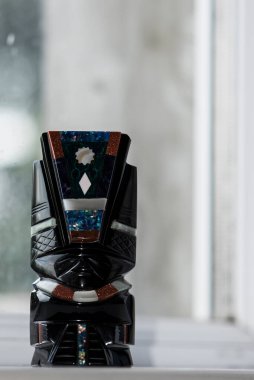 Obsidiyen heykelleri tasvir eden bir hatıra, volkanik bir kaya, biçimsiz, camsı siyah, gümüş ya da altın, Aztekler tarafından tanrıların heykellerini yapmak için kullanılır..