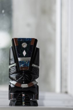 Obsidiyen heykelleri tasvir eden bir hatıra, volkanik bir kaya, biçimsiz, camsı siyah, gümüş ya da altın, Aztekler tarafından tanrıların heykellerini yapmak için kullanılır..