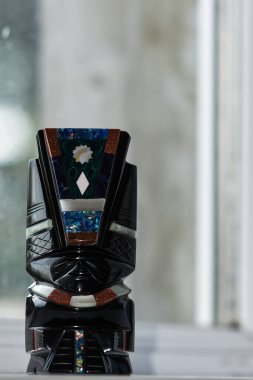 Obsidiyen heykelleri tasvir eden bir hatıra, volkanik bir kaya, biçimsiz, camsı siyah, gümüş ya da altın, Aztekler tarafından tanrıların heykellerini yapmak için kullanılır..