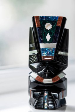 Obsidiyen heykelleri tasvir eden bir hatıra, volkanik bir kaya, biçimsiz, camsı siyah, gümüş ya da altın, Aztekler tarafından tanrıların heykellerini yapmak için kullanılır..