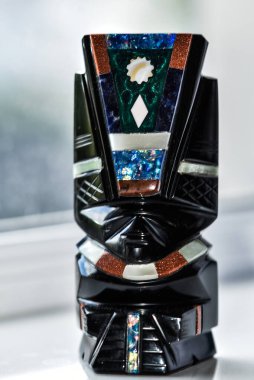 Obsidiyen heykelleri tasvir eden bir hatıra, volkanik bir kaya, biçimsiz, camsı siyah, gümüş ya da altın, Aztekler tarafından tanrıların heykellerini yapmak için kullanılır..