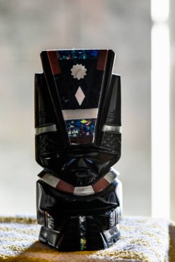 Obsidiyen heykelleri tasvir eden bir hatıra, volkanik bir kaya, biçimsiz, camsı siyah, gümüş ya da altın, Aztekler tarafından tanrıların heykellerini yapmak için kullanılır..