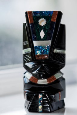 Obsidiyen heykelleri tasvir eden bir hatıra, volkanik bir kaya, biçimsiz, camsı siyah, gümüş ya da altın, Aztekler tarafından tanrıların heykellerini yapmak için kullanılır..