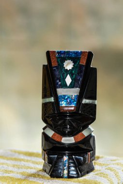 Obsidiyen heykelleri tasvir eden bir hatıra, volkanik bir kaya, biçimsiz, camsı siyah, gümüş ya da altın, Aztekler tarafından tanrıların heykellerini yapmak için kullanılır..