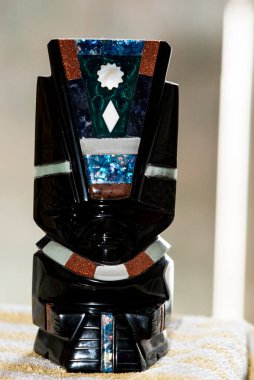 Obsidiyen heykelleri tasvir eden bir hatıra, volkanik bir kaya, biçimsiz, camsı siyah, gümüş ya da altın, Aztekler tarafından tanrıların heykellerini yapmak için kullanılır..