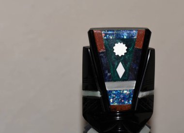 Obsidiyen heykelleri tasvir eden bir hatıra, volkanik bir kaya, biçimsiz, camsı siyah, gümüş ya da altın, Aztekler tarafından tanrıların heykellerini yapmak için kullanılır..