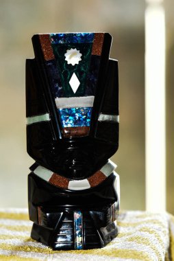 Obsidiyen heykelleri tasvir eden bir hatıra, volkanik bir kaya, biçimsiz, camsı siyah, gümüş ya da altın, Aztekler tarafından tanrıların heykellerini yapmak için kullanılır..