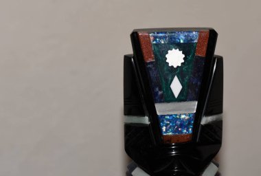 Obsidiyen heykelleri tasvir eden bir hatıra, volkanik bir kaya, biçimsiz, camsı siyah, gümüş ya da altın, Aztekler tarafından tanrıların heykellerini yapmak için kullanılır..