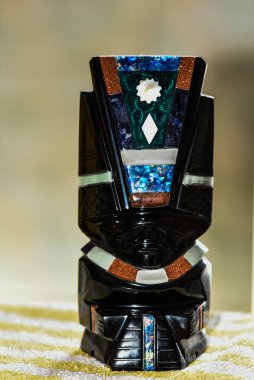 Obsidiyen heykelleri tasvir eden bir hatıra, volkanik bir kaya, biçimsiz, camsı siyah, gümüş ya da altın, Aztekler tarafından tanrıların heykellerini yapmak için kullanılır..