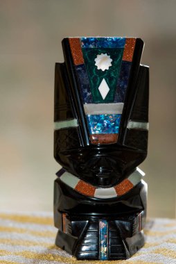 Obsidiyen heykelleri tasvir eden bir hatıra, volkanik bir kaya, biçimsiz, camsı siyah, gümüş ya da altın, Aztekler tarafından tanrıların heykellerini yapmak için kullanılır..