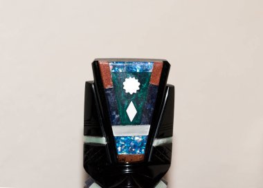 Obsidiyen heykelleri tasvir eden bir hatıra, volkanik bir kaya, biçimsiz, camsı siyah, gümüş ya da altın, Aztekler tarafından tanrıların heykellerini yapmak için kullanılır..