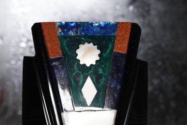 Obsidiyen heykelleri tasvir eden bir hatıra, volkanik bir kaya, biçimsiz, camsı siyah, gümüş ya da altın, Aztekler tarafından tanrıların heykellerini yapmak için kullanılır..