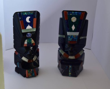 Obsidiyen heykelleri tasvir eden bir hatıra, volkanik bir kaya, biçimsiz, camsı siyah, gümüş ya da altın, Aztekler tarafından tanrıların heykellerini yapmak için kullanılır..