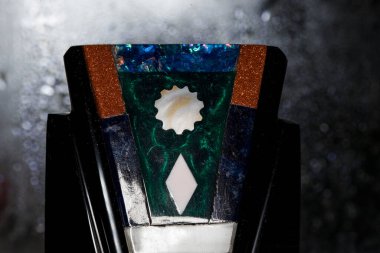 Obsidiyen heykelleri tasvir eden bir hatıra, volkanik bir kaya, biçimsiz, camsı siyah, gümüş ya da altın, Aztekler tarafından tanrıların heykellerini yapmak için kullanılır..