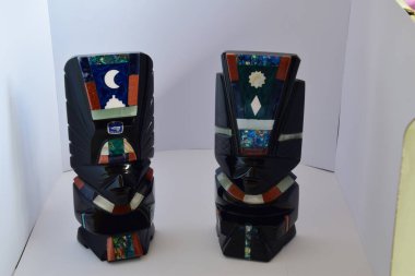 Obsidiyen heykelleri tasvir eden bir hatıra, volkanik bir kaya, biçimsiz, camsı siyah, gümüş ya da altın, Aztekler tarafından tanrıların heykellerini yapmak için kullanılır..