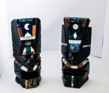 Obsidiyen heykelleri tasvir eden bir hatıra, volkanik bir kaya, biçimsiz, camsı siyah, gümüş ya da altın, Aztekler tarafından tanrıların heykellerini yapmak için kullanılır..