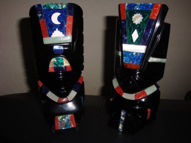 Obsidiyen heykelleri tasvir eden bir hatıra, volkanik bir kaya, biçimsiz, camsı siyah, gümüş ya da altın, Aztekler tarafından tanrıların heykellerini yapmak için kullanılır..