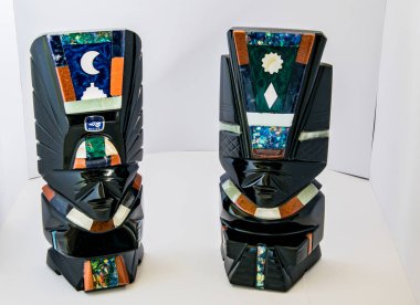 Obsidiyen heykelleri tasvir eden bir hatıra, volkanik bir kaya, biçimsiz, camsı siyah, gümüş ya da altın, Aztekler tarafından tanrıların heykellerini yapmak için kullanılır..