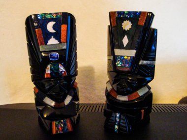 Obsidiyen heykelleri tasvir eden bir hatıra, volkanik bir kaya, biçimsiz, camsı siyah, gümüş ya da altın, Aztekler tarafından tanrıların heykellerini yapmak için kullanılır..