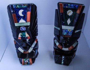 Obsidiyen heykelleri tasvir eden bir hatıra, volkanik bir kaya, biçimsiz, camsı siyah, gümüş ya da altın, Aztekler tarafından tanrıların heykellerini yapmak için kullanılır..