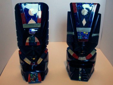 Obsidiyen heykelleri tasvir eden bir hatıra, volkanik bir kaya, biçimsiz, camsı siyah, gümüş ya da altın, Aztekler tarafından tanrıların heykellerini yapmak için kullanılır..