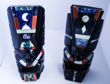 Obsidiyen heykelleri tasvir eden bir hatıra, volkanik bir kaya, biçimsiz, camsı siyah, gümüş ya da altın, Aztekler tarafından tanrıların heykellerini yapmak için kullanılır..