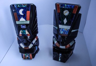 Obsidiyen heykelleri tasvir eden bir hatıra, volkanik bir kaya, biçimsiz, camsı siyah, gümüş ya da altın, Aztekler tarafından tanrıların heykellerini yapmak için kullanılır..