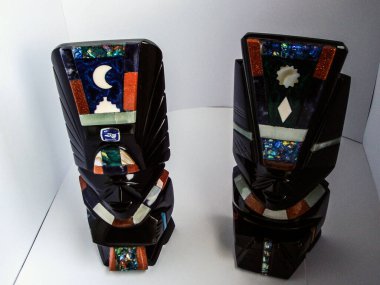 Obsidiyen heykelleri tasvir eden bir hatıra, volkanik bir kaya, biçimsiz, camsı siyah, gümüş ya da altın, Aztekler tarafından tanrıların heykellerini yapmak için kullanılır..