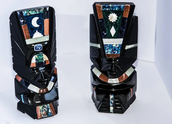 Obsidiyen heykelleri tasvir eden bir hatıra, volkanik bir kaya, biçimsiz, camsı siyah, gümüş ya da altın, Aztekler tarafından tanrıların heykellerini yapmak için kullanılır..