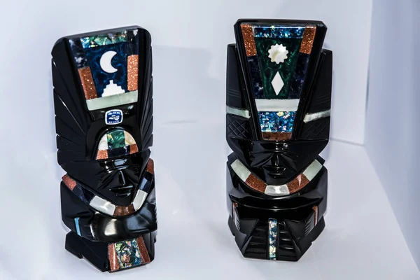 Obsidiyen heykelleri tasvir eden bir hatıra, volkanik bir kaya, biçimsiz, camsı siyah, gümüş ya da altın, Aztekler tarafından tanrıların heykellerini yapmak için kullanılır..