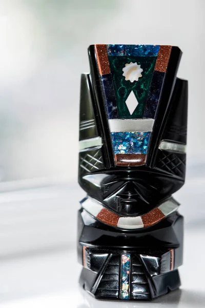 Obsidiyen heykelleri tasvir eden bir hatıra, volkanik bir kaya, biçimsiz, camsı siyah, gümüş ya da altın, Aztekler tarafından tanrıların heykellerini yapmak için kullanılır..