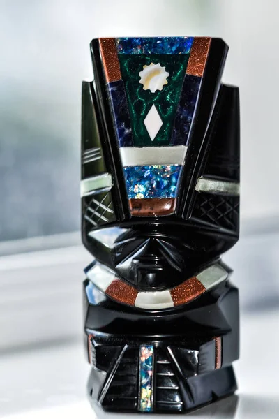 Obsidiyen heykelleri tasvir eden bir hatıra, volkanik bir kaya, biçimsiz, camsı siyah, gümüş ya da altın, Aztekler tarafından tanrıların heykellerini yapmak için kullanılır..