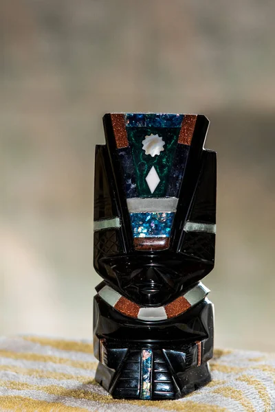 Obsidiyen heykelleri tasvir eden bir hatıra, volkanik bir kaya, biçimsiz, camsı siyah, gümüş ya da altın, Aztekler tarafından tanrıların heykellerini yapmak için kullanılır..