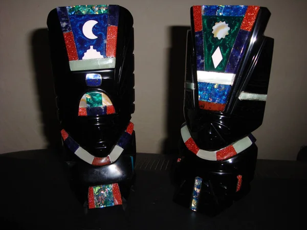 Obsidiyen heykelleri tasvir eden bir hatıra, volkanik bir kaya, biçimsiz, camsı siyah, gümüş ya da altın, Aztekler tarafından tanrıların heykellerini yapmak için kullanılır..