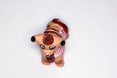 Pukara boğalarını, şans getirenleri ve refahı temsil eden hediyelik eşyalar, pukara kültürüne mensup halk zanaatkarları tarafından çeşitli renklerde diş minesi boyalarıyla boyanmıştır.