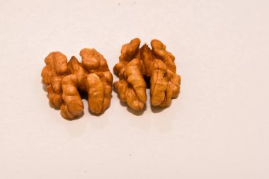 Ceviz ve ceviz çekirdeği Cevizi, hem doğal bitki örtüsü hem de ekinler olarak ılıman ve Akdeniz bölgelerinde yaygın bir ağaçtır. Doğu Balkanlar 'dan Himalayalar ve Çin' e kadar yayılır.