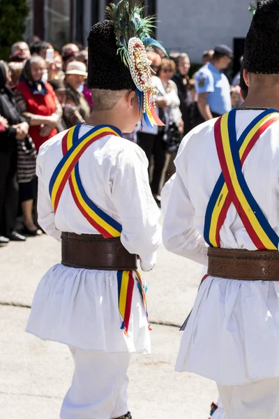 Dançarinos Populares Transilvânia Usam Chapéus Pele Cordeiro Astrakhan Adornados Com — Fotografia de Stock