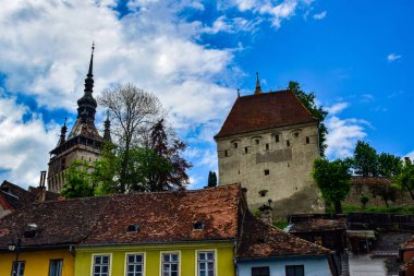 Kenti Türk saldırılarından korumak için inşa edilmiş bir duvarla çevrili Sighisoara kalesinin bir kulesi. Sighisoara Kalesi 'nin de bugün dokuzu halen mevcut olan 14 tane savunma kulesi vardı.