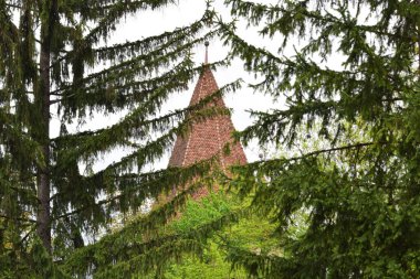 Kenti Türk saldırılarından korumak için inşa edilmiş bir duvarla çevrili Sighisoara kalesinin bir kulesi. Sighisoara Kalesi 'nin de bugün dokuzu halen mevcut olan 14 tane savunma kulesi vardı.