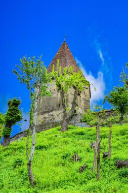 Kenti Türk saldırılarından korumak için inşa edilmiş bir duvarla çevrili Sighisoara kalesinin bir kulesi. Sighisoara Kalesi 'nin de bugün dokuzu halen mevcut olan 14 tane savunma kulesi vardı.
