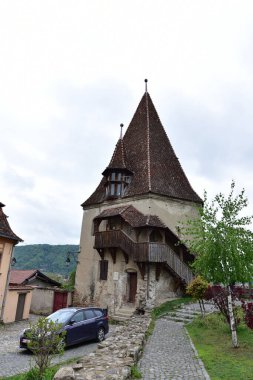 Kenti Türk saldırılarından korumak için inşa edilmiş bir duvarla çevrili Sighisoara kalesinin bir kulesi. Sighisoara Kalesi 'nin de bugün dokuzu halen mevcut olan 14 tane savunma kulesi vardı.