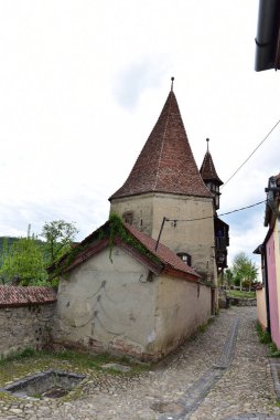 Kenti Türk saldırılarından korumak için inşa edilmiş bir duvarla çevrili Sighisoara kalesinin bir kulesi. Sighisoara Kalesi 'nin de bugün dokuzu halen mevcut olan 14 tane savunma kulesi vardı.